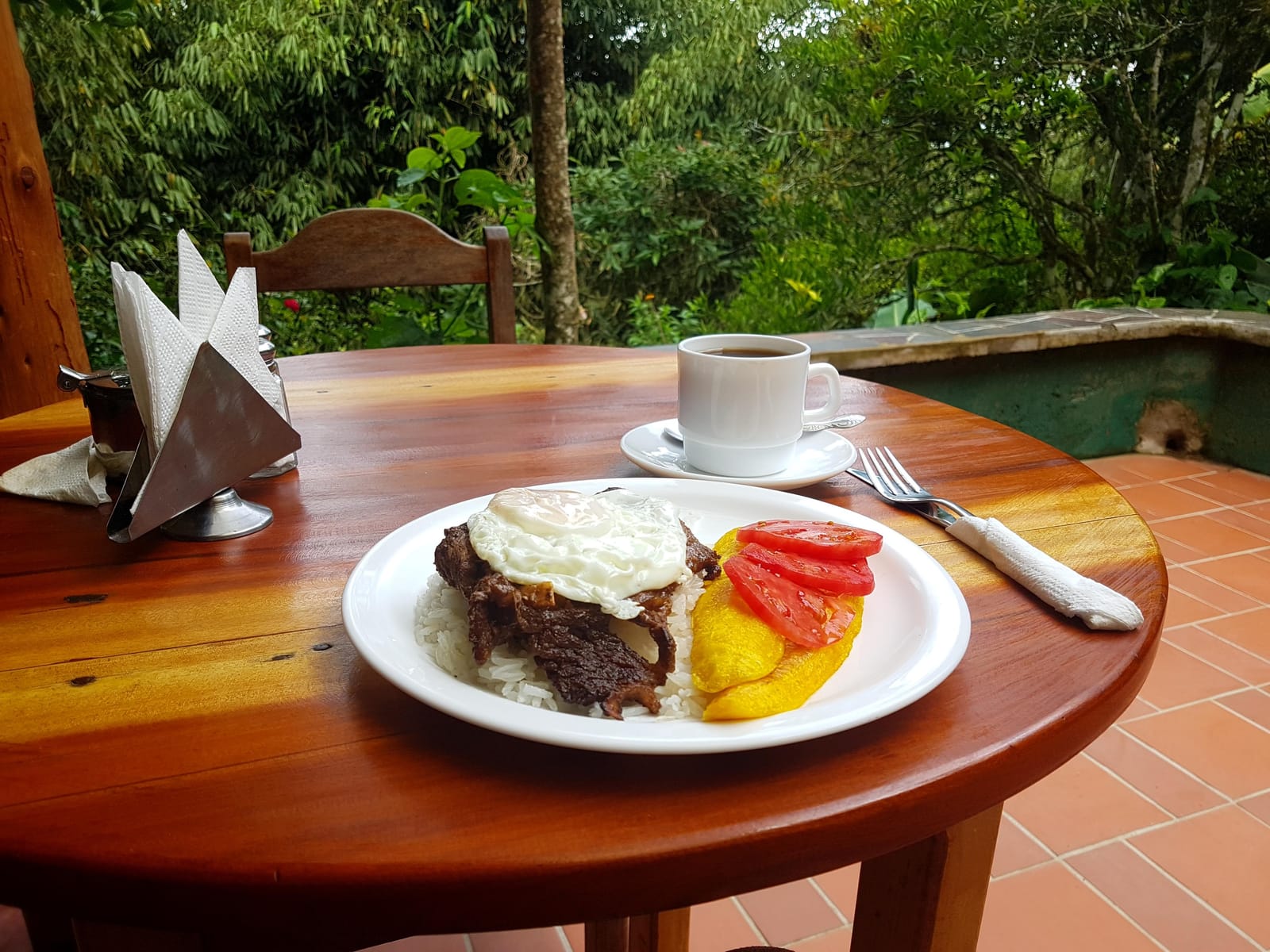 Desayuno servido en la terraza del restaurante Luna Llena, con vista a la selva