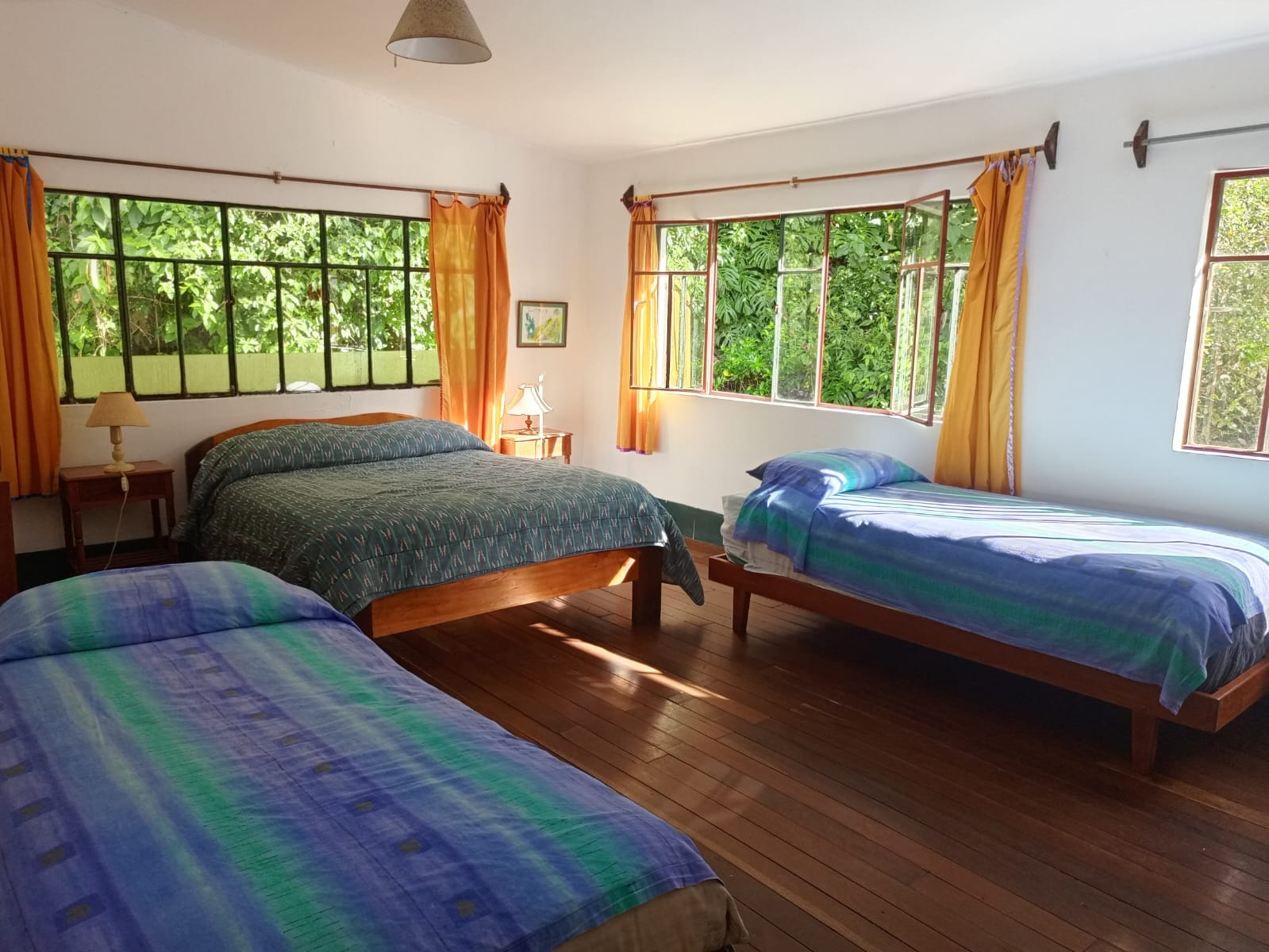 Habitación con tres camas y vista a la selva en Hostal Ecolodge Sol y Luna