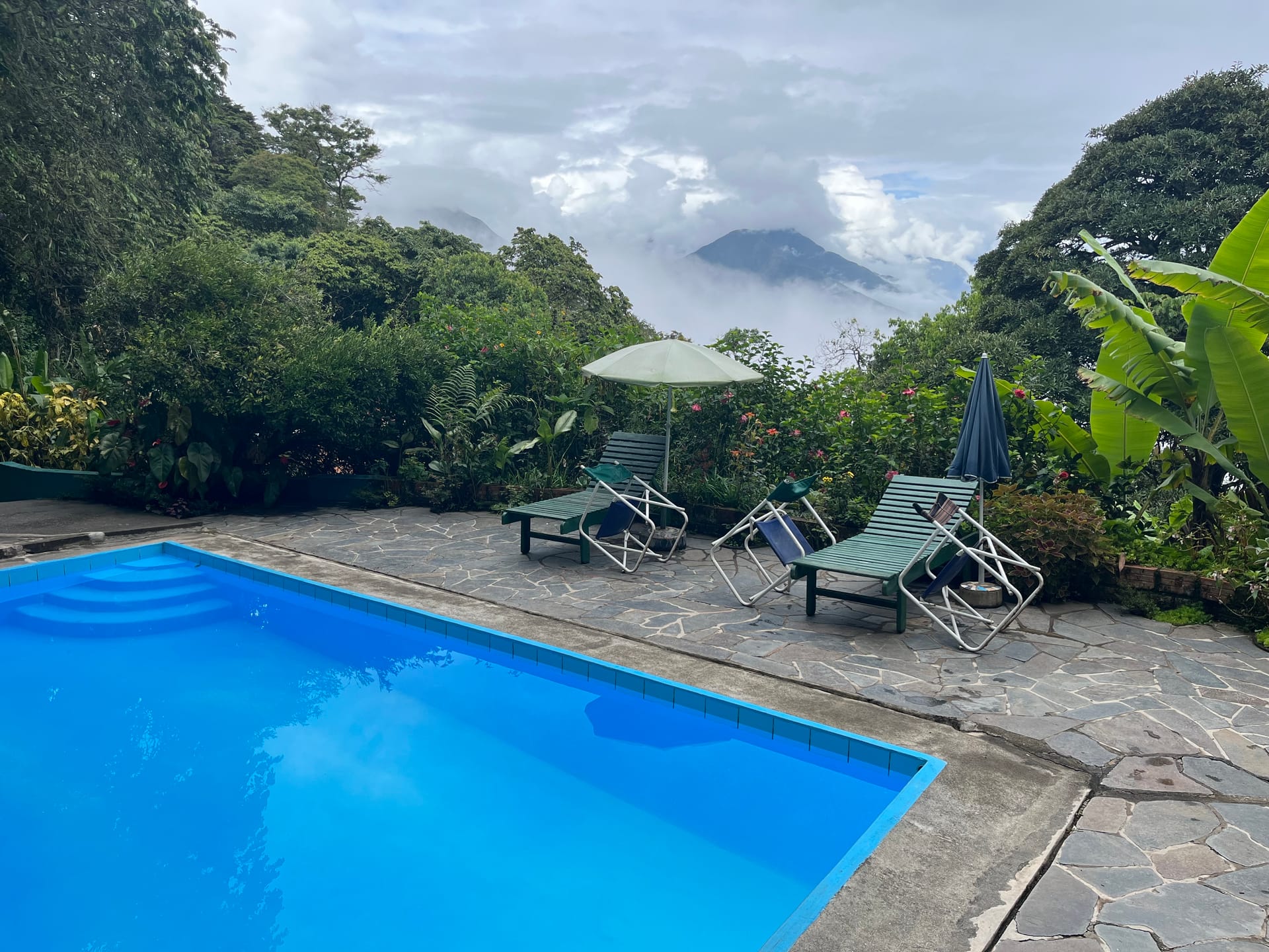 Piscina del Hostal Ecolodge Sol y Luna con vista a las montañas de los Yungas entre las nubes